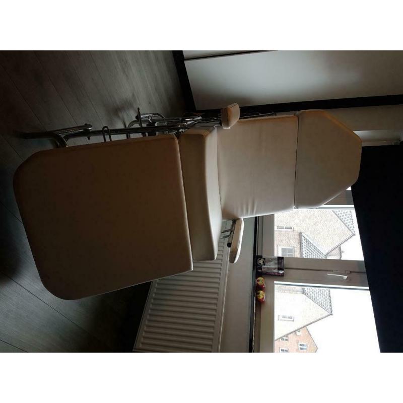 Witte behandelstoel