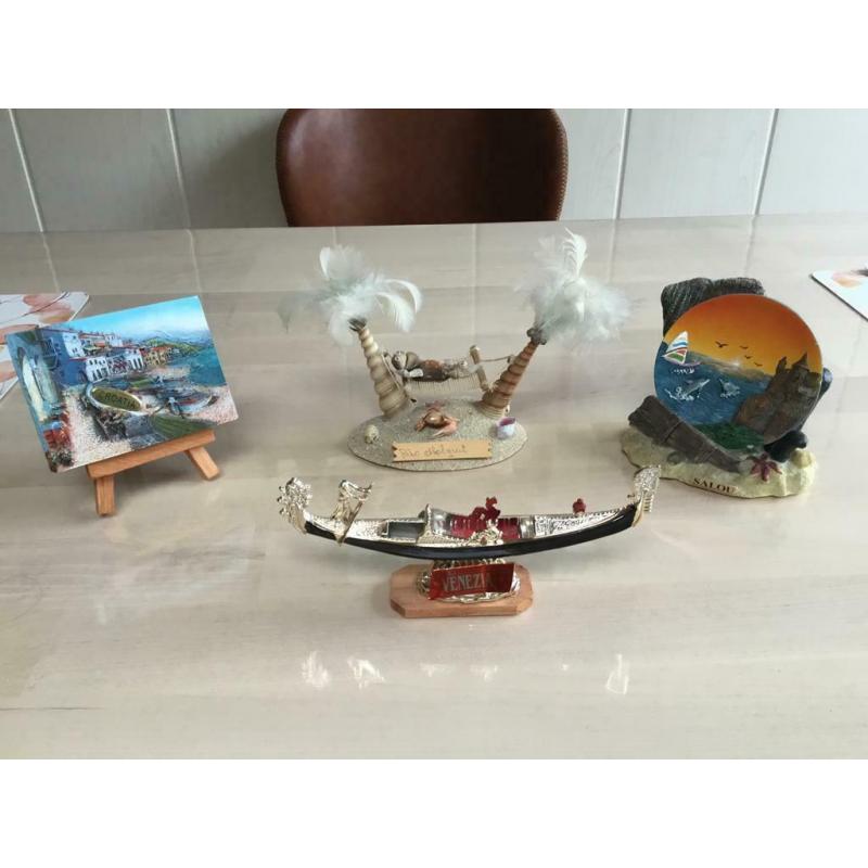 4 figurines (souvenirs) de l'étranger