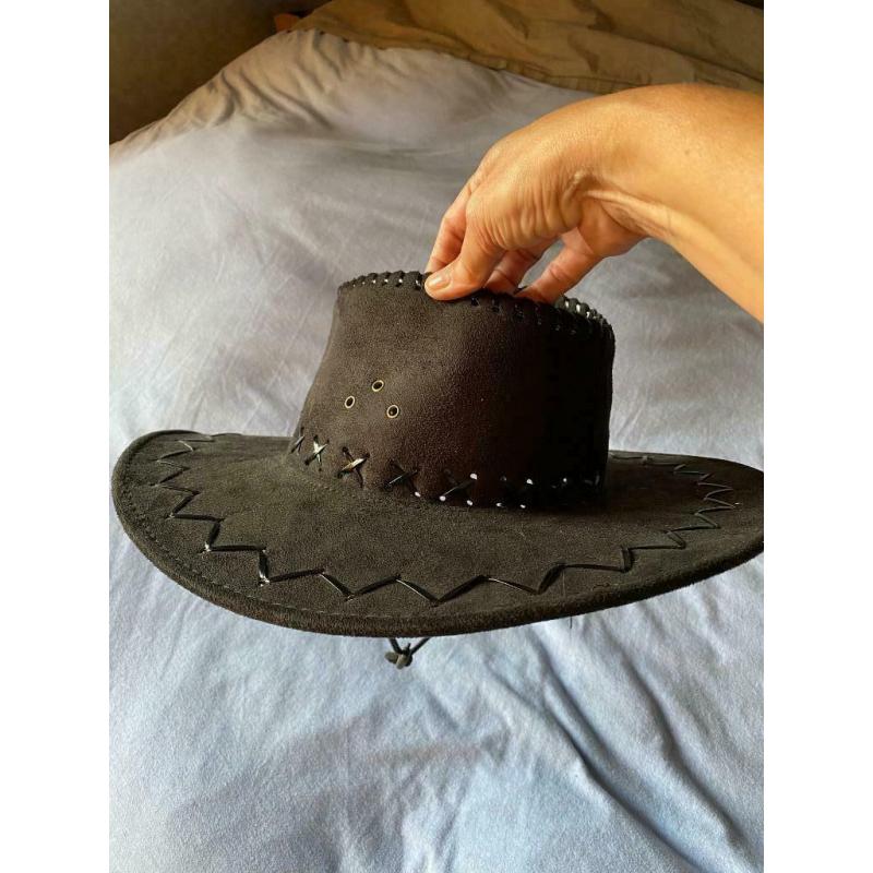 Chapeau de cowboy en cuir de daim noir