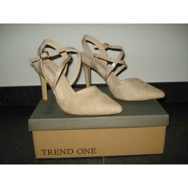 Beige dain pump trend one. Maat 37. Nooit gedragen