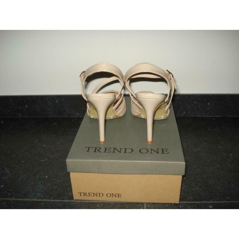 Beige dain pump trend one. Maat 37. Nooit gedragen