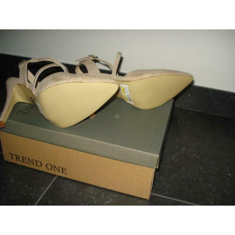Beige dain pump trend one. Maat 37. Nooit gedragen