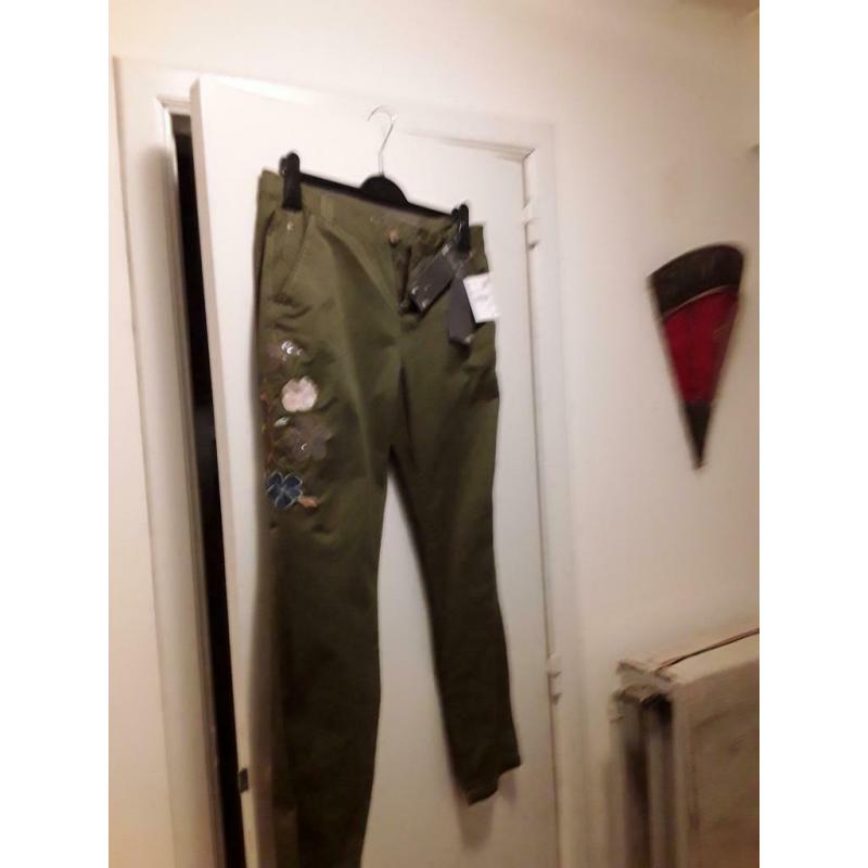 PANTALON CHINO KAKI AVEC BRODERIES taille 42 NEUF