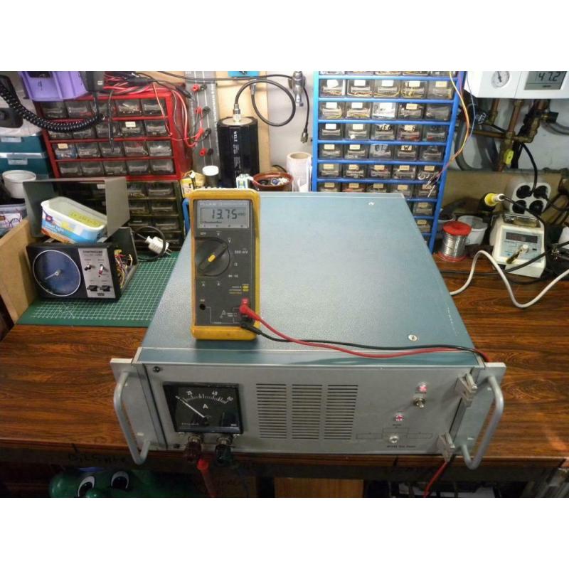 zware Tektronix voeding ruim 50A bij 13,8v zie foto's