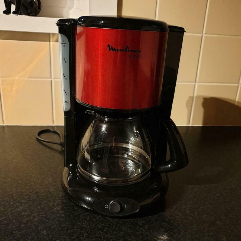 Koffiezetapparaat + 4 koffietassen