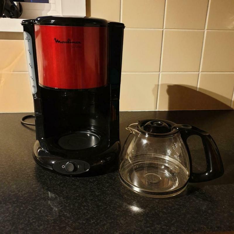 Koffiezetapparaat + 4 koffietassen
